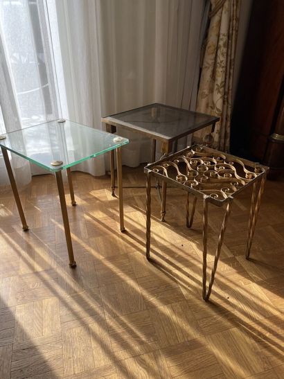 null QUATRE BOUTS DE CANAPE : 

- Deux petites tables en métal doré ajouré à décor...
