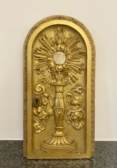 null PORTE de tabernacle en bois doré à décor sculpté à décor d'un calice rayonnant....