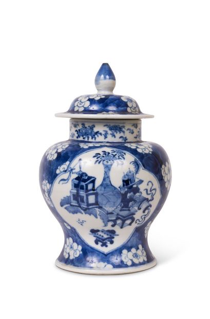 null CHINE, XIXe siècle 

Potiche couverte à décor en camaïeu bleu d'objets de lettré...