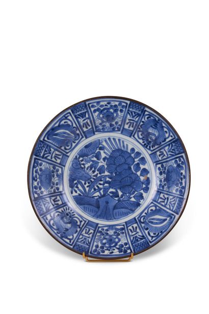 null JAPON 

Plat en porcelaine à décor Arita blanc bleu de fleurs et décors géométriques...