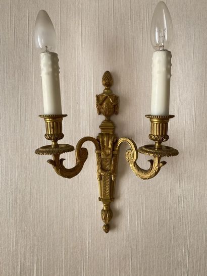 null Pair of gilt bronze wall lights with two arms. 

Louis XVI style. 

Height:...