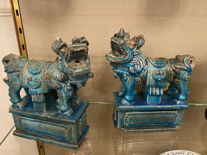 null CHINE, Epoque Kangxi 

Paire de chiens de Fô en terre cuite vernissée bleuE

H.:...