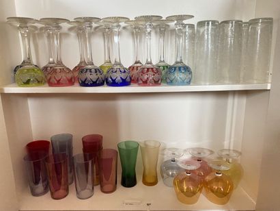 null ENSEMBLE de verres de couleur, dont douze verres à pied gravés à décor de motifs...