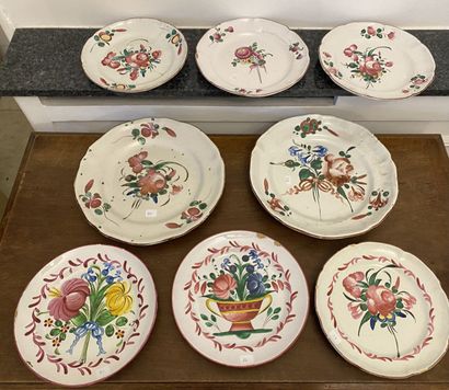 null EAST and various

Set of plates and a small dish in earthenware with polychrome...