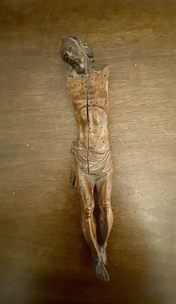 null CHRIST en buis sculpté vêtu d'un perizonium. 

Haut. : 28 cm

(Accidents et...