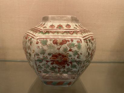 null CHINE DU SUD, SWATOW

Vase en porcelaine émaillé à décor polychrome des émaux...