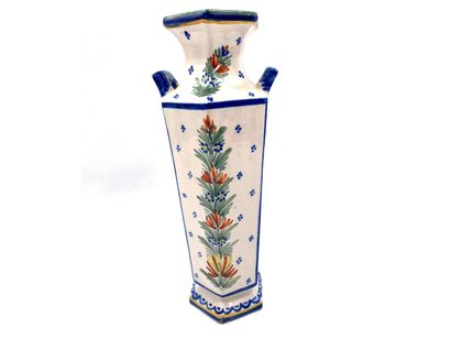 null QUIMPER

Vase de forme octogonal à deux petites anses en faïence émaillée à...