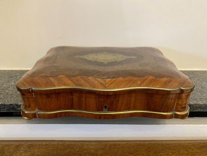 null Thédore ANNEE, rue Chapon 22

Veneer box with marquetry decoration of friezes...