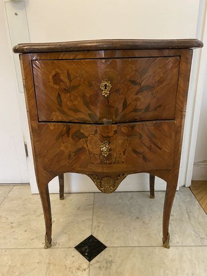 null COMMODE of entre-deux of moved form, out of wood of veneer with decoration inlaid...