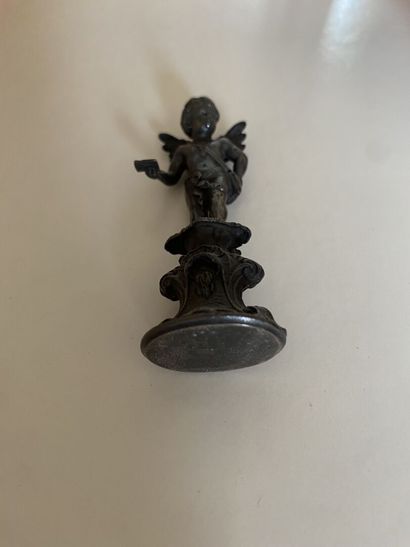 null CACHET en bronze argenté figurant un putto débout sur un piédouche.

XIXe siècle,...