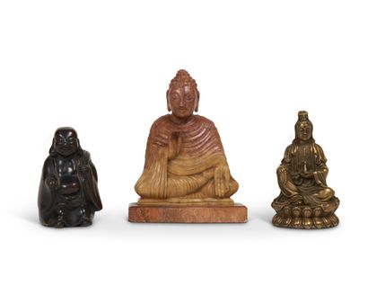 null CHINE

Trois petits bouddhas en bronze doré, stéatite et bois laqué. 

XIXe...