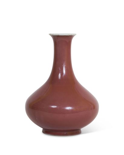 null CHINE

Vase balustre à long col ourlé en porcelaine sang de boeuf. 

Haut. 28...