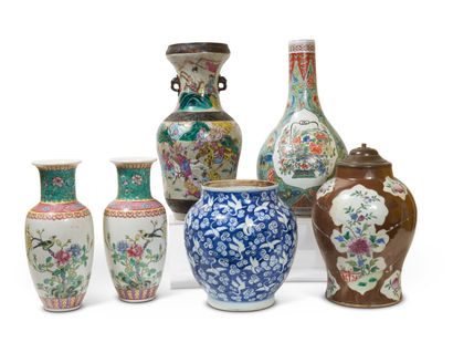 null CHINE

Ensemble de six vases en porcelaine comprenant une paire de vases balustre...