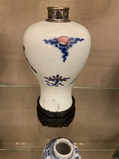 null CHINE

Vase balustre en porcelaine blanche à décor polychrome de faons.

Monture...