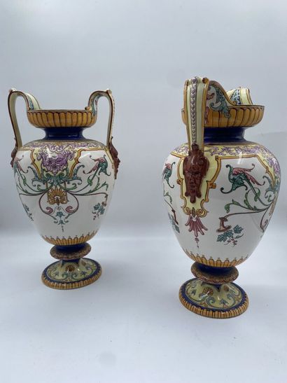 null SARREGUEMINES

Paire de vases amphore à deux anses en céramique émaillée polychrome...