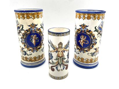 null GIEN

Trois vases rouleaux en faïence émaillée polychrome à décor Renaissance....