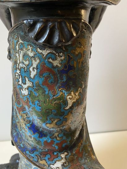 null JAPON, XIXème siècle

Epreuve en bronze cloisonné figurant un dignitaire chinois.

H.:...