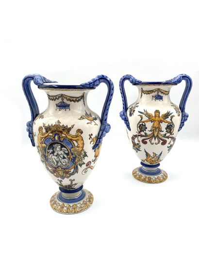 null GIEN

Paire de vases amphore à deux anses en faïence émaillée polychrome à décor...
