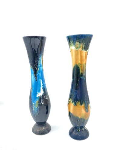 null VALLAURIS

Two long-necked vases in glazed ceramic with casting decoration.

Dated...
