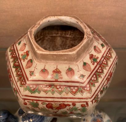 null CHINE DU SUD, SWATOW

Vase en porcelaine émaillé à décor polychrome des émaux...