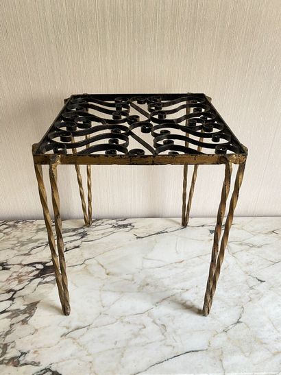 null QUATRE BOUTS DE CANAPE : 

- Deux petites tables en métal doré ajouré à décor...
