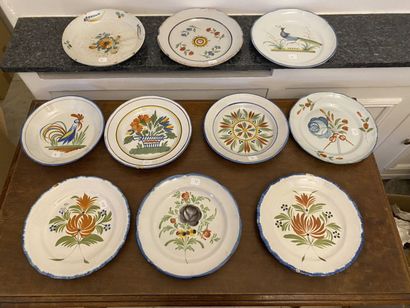 null EST and others 

Set of earthenware plates and dishes with polychrome decoration...