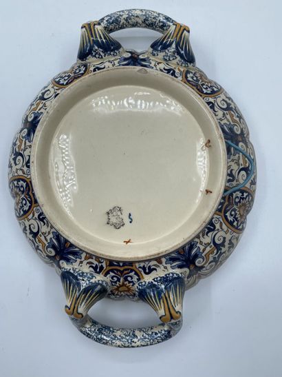 null GIEN

Un plat creux à deux anses et un grand plat rond en faïence émaillée polychrome...