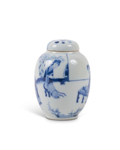 null CHINE 

Petit pot couvert en porcelaine à décor en bleu sous couverte de femmes...