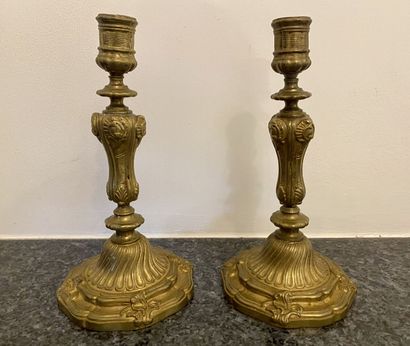 null PAIR OF CANDLES in chased and gilt bronze with rocaille decoration. 

19th century...