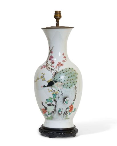 null CHINE, XXe siècle 

Vase balustre en porcelaine à décor polychrome d'un paon...