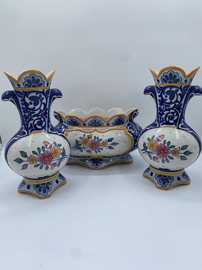 null QUIMPER

Earthenware set with decoration in reserve in medallions of Bretons...