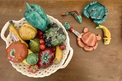null TROMPE-L'OEIL représentant des fruits en porcelaine et composition, dans une...