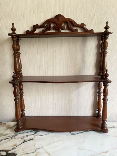 null Small turned and carved wood shelf.

19th century 

54 x 45 x 13 cm 

Small...