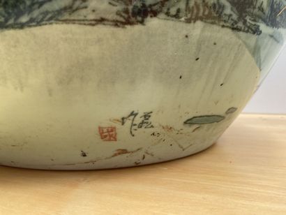 null CHINE

Important cache pot en porcelaine à décor d'un paysage de montagnes tournant....