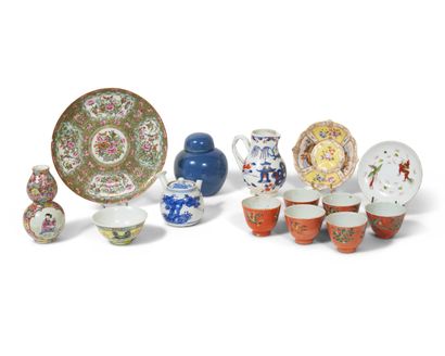 null CHINE

Ensemble de porcelaines comprenant six sorbets à décor sur fond orangé,...