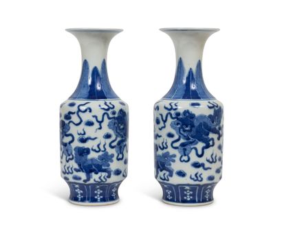 null CHINE 

Paire de vases blanc bleu en porcelaine à décor de dragons dans les...