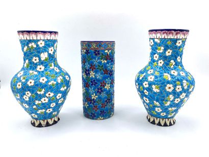 null LONGWY

Paire de vases balustre en céramique à décor en émaux cloisonnés de...