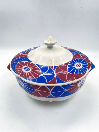null SARREGUEMINES

Soup tureen covered in enamelled ceramics with decoration of...
