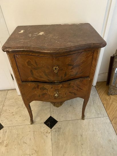 null COMMODE of entre-deux of moved form, out of wood of veneer with decoration inlaid...