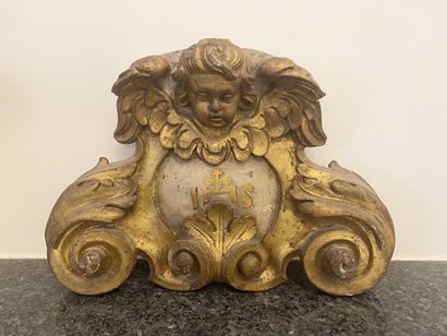 null ELEMENT en bois sculpté et doré représentant un tête d'ange ailée à décor de...