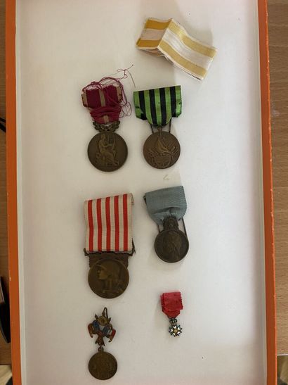 null France, lot d'environ quinze médailles : trois Médailles militaires en argent,...