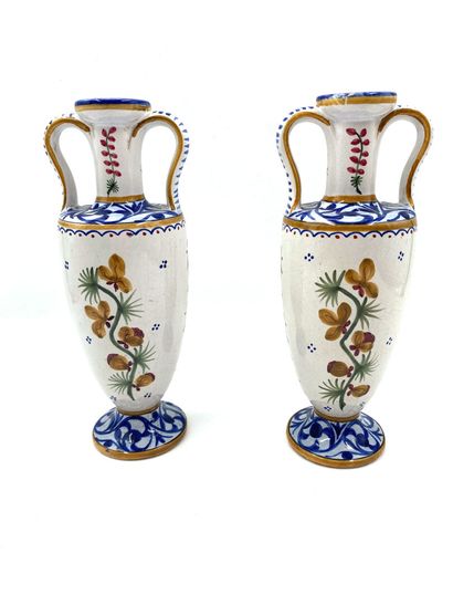 null QUIMPER (HB)

Paire de vases amphore à deux anses en faïence émaillée à décor...