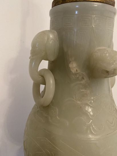 null CHINE, XXe siècle

Vase de forme balustre monté en lampe en pierre dure céladon...
