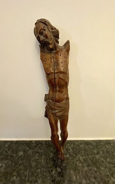 null CHRIST en buis sculpté vêtu d'un perizonium. 

Haut. : 28 cm

(Accidents et...