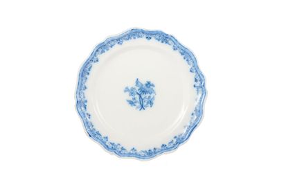 null Moustiers

Plate with contoured edge in earthenware with decoration in blue...