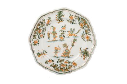 null Moustiers

Plate with contoured edge in earthenware decorated in green and orange...