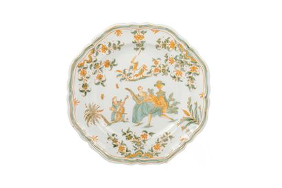 null Moustiers

Plate with contoured edge in earthenware with decoration in green...
