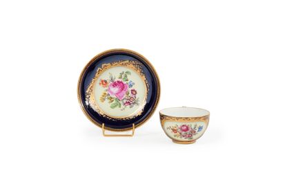 null Meissen

Tasse à thé et sa soucoupe en porcelaine à décor polychrome de bouquets...