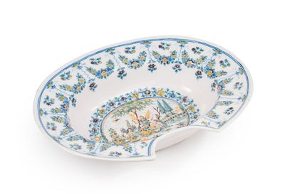 null Moustiers

Oval earthenware beard dish with polychrome decoration in the center...