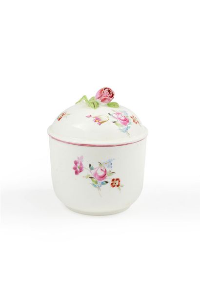 null Mennecy

Pot à sucre couvert en porcelaine tendre à décor polychrome de bouquets...